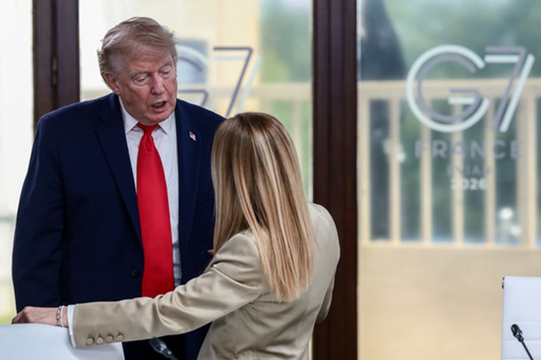 El presidente de Estados Unidos, Donald Trump, habla con la primera ministra italiana, Giorgia Meloni, en un almuerzo de trabajo con líderes del G7 y Oriente Medio en Evian-les-Bains, Francia, el martes 16 de junio de 2026. (Evelyn Hockstein/Pool Foto vía AP)