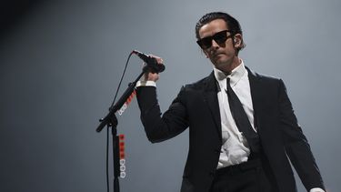 ARCHIVO - Matty Healy de 1975 actúa en el Reading Music Festival, Inglaterra, el 28 de agosto de 2022. La banda 1975 ha sido demandada después de que Healy besara en 2023 a un compañero de su grupo como protesta en un festival de música en Malasia. (Foto Scott Garfitt/Invision/AP, archivo)