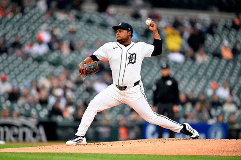 El dominicano Framber Valdez, de los Tigres de Detroit, lanza en el juego del martes 5 de mayo de 2026 ante los Medias Rojas de Boston (AP Foto/José Juárez)