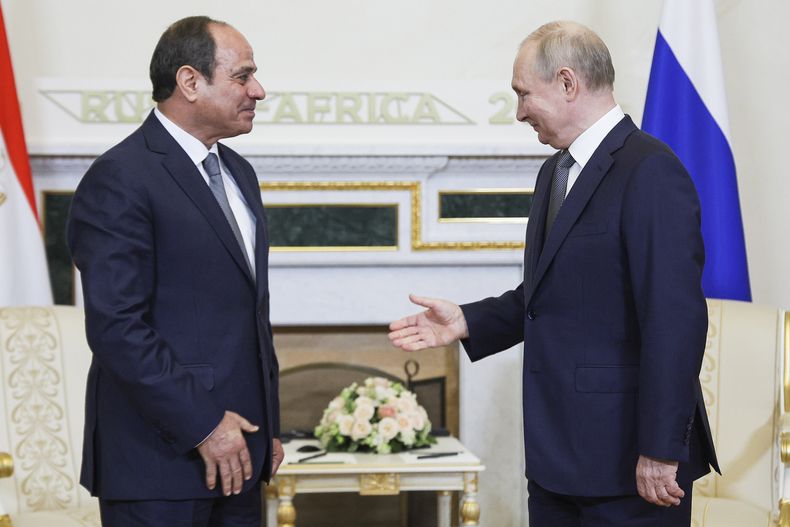 El presidente ruso Vladímir Putin (derecha) y su homólogo egipcio Abdel Fattah el-Sissi durante una reunión en el Palacio de Constantino, en San Petersburgo, Rusia, el miércoles 26 de julio de 2023. (Vladimir Smirnov/TASS Host Photo Agency Pool Photo via AP)