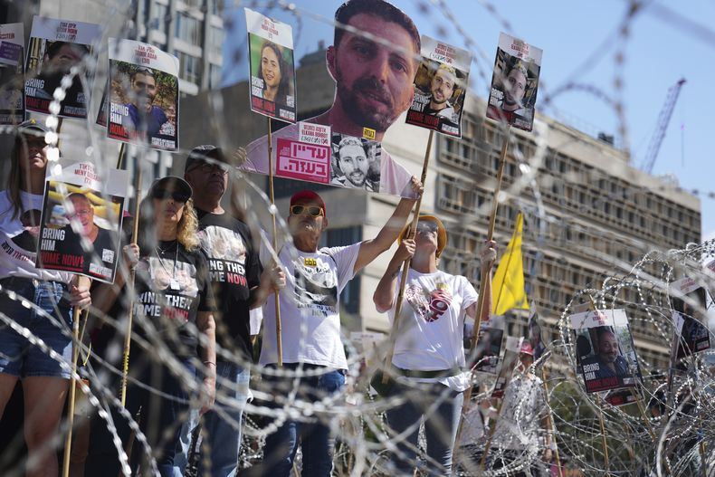 Familiares de rehenes protestan exigiendo la liberación de sus parientes cautivos por Hamás en Gaza, en la llamada Plaza de los Rehenes en Tel Aviv, Israel, el 2 de agosto de 2025. (AP Foto/Ariel Schalit)