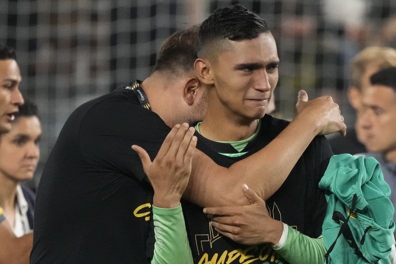 El mediocampista del Leon Fidel Ambriz reacciona tras vencer al LAFC en la final de la Liga de Campeones CONCACAF el domingo 4 de junio del 2023. (AP Foto/Marcio Jose Sanchez)