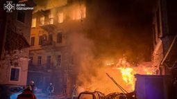 En esta imagen proporcionada por el Servicio Ucraniano de Emergencias, personal de emergencias trabaja para extinguir un incendio en edificios residenciales tras un ataque ruso en Odesa, Ucrania, el domingo 9 de agosto de 2026. (Servicio Ucraniano de Emergencias via AP)