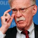 ARCHIVO - John Bolton habla en el John F. Kennedy Jr. Forum de la Facultad Harvard Kennedy, el 29 de septiembre de 2025, en Cambridge, Massachusetts. (Foto AP/Michael Dwyer, Archivo)