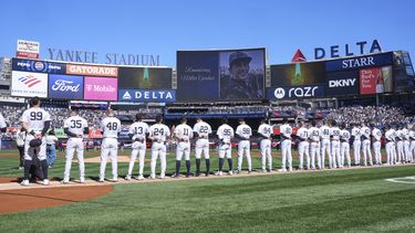 Los Yankees de Nueva York guardan un minuto de silencio por Miller Gardner, hijo de su exjugador Brett Gardner, antes de jugar ante los Cerveceros de Milwaukee, el jueves 27 de marzo de 2025 (AP Foto/Seth Wenig)