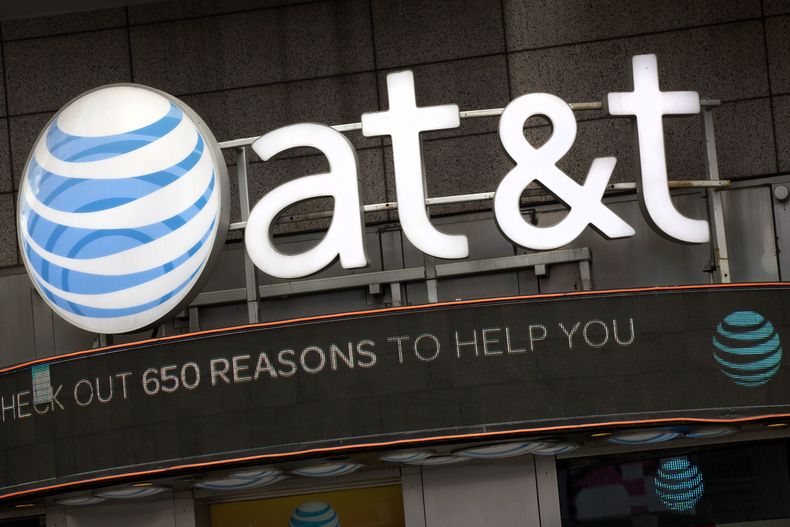 ARCHIVO – El logotipo de AT&T sobre una de sus tiendas minoristas, en Nueva York, el 24 de octubre de 2016. (AP Foto/Mark Lennihan, Archivo)