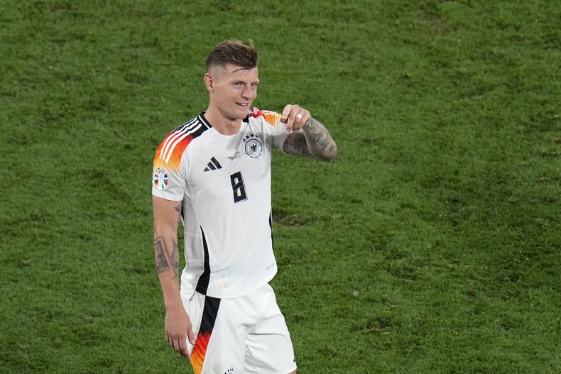 El alemán Toni Kroos aplaude a los aficionados al final del encuentro de octavos de final de la Eurocopa ante Dinamarca el sábado 29 de junio del 2024. (AP Foto/Hassan Ammar)