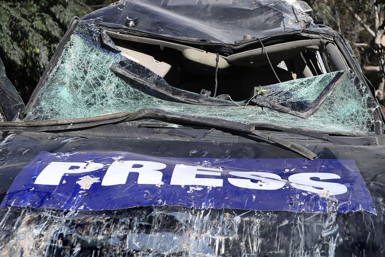 Un auto de prensa destrozado, visto en una zona residencial ocupada por periodistas que fue blanco de un ataque del ejército israelí en el que murieron tres trabajadores de medios, según la agencia noticiosa estatal de Líbano, en Hasbaya, en el sureste de Líbano, el 25 de octubre de 2024. (AP Foto/Mohammed Zaatari)