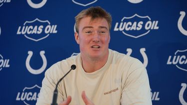 Bernhard Raimann, liniero ofensivo de los Colts de Indianápolis, habla con los medios después del entrenamiento del equipo, en Hertfordshire, Inglaterra, el viernes 2 de octubre de 2026. (AP Foto/Kin Cheung)