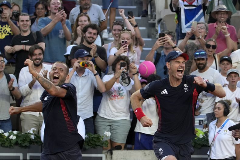 Los británicos Andy Murray y Daniel Evans celebran tras vencer a los japoneses Kei Nishikori y Taro Daniel en el tenis de los Juegos Olímpicos de París, el domingo 28 de julio de 2024. (AP Foto/Andy Wong)