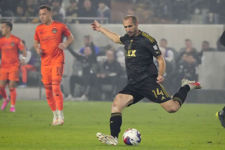 El zaguero italiano Giorgio Chiellini de Los Ángeles FC despeja el balón en el partido contra Houston Dynamo en la final de la Conferencia Oeste de la MLS, el sábado 2 de diciembre de 2023, en Los Ángeles. (AP Foto/Marcio José Sánchez)