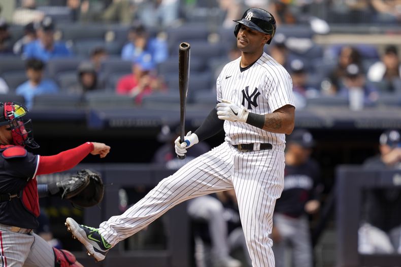 ARCHIVO - Aaron Hicks, de los Yanquis de Nueva York, se lamenta tras poncharse en un juego ante los Mellizos de Minnesota, el 16 de abril de 2023 (AP Foto/John Minchillo, archivo)