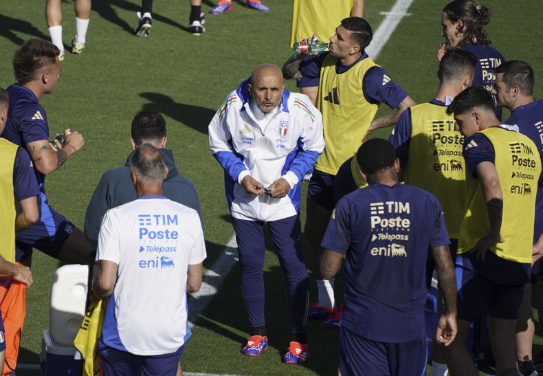 El técnico de Italia Luciano Spalletti durante un entrenamiento de la selección Coverciano, cerca de Florencia, el 31 de mayo de 2024. (Marco Bucco/LaPresse vía AP)