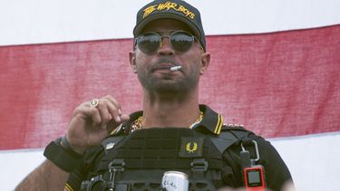 ARCHIVO - Henry Enrique Tarrio, líder de Proud Boys, participa en un mitin de la milicia neofascista en Portland, Oregon, el 26 de septiembre de 2020. (AP Foto/Allison Dinner, archivo)