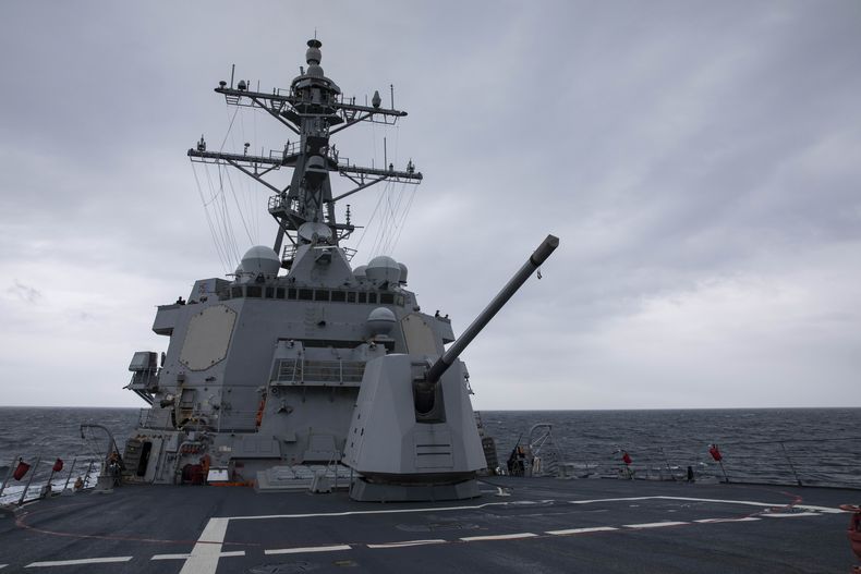 ARCHIVO - El destructor misilístico USS Ralph Johnson (DDG 114) realiza maniobras de rutina en el estrecho de Taiwán, 9 de setiembre de 2023. China acusó a Estados Unidos el jueves 25 de enero de 2024de abusar del derecho internacional con sus maniobras militares en el Pacífico occidental un día después de que un destructor de la armada estadounidense navegara por el estrecho de Taiwán. (Mass Communication Specialist 1st Class Jamaal Liddell/U.S. Navy via AP, File)