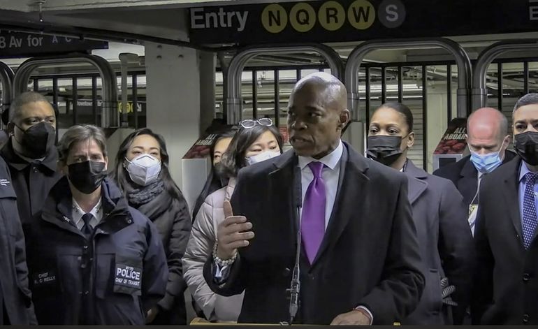 Muere mujer al ser empujada a vías del metro en NY
