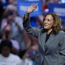 La candidata presidencial demócrata y vicepresidenta, Kamala Harris, saluda a sus simpatizantes en un evento de campaña, el viernes 20 de septiembre de 2024, en Madison, Wisconsin. (AP Foto/Morry Gash)