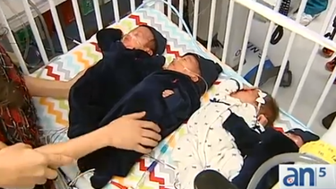 americateve | El milagro de la vida se multiplica por 4 para una pareja de padres primerizos. Los bebes nacieron en el Jackson Memorial hospital y Adriana Navarro  estuvo hoy con ellos.