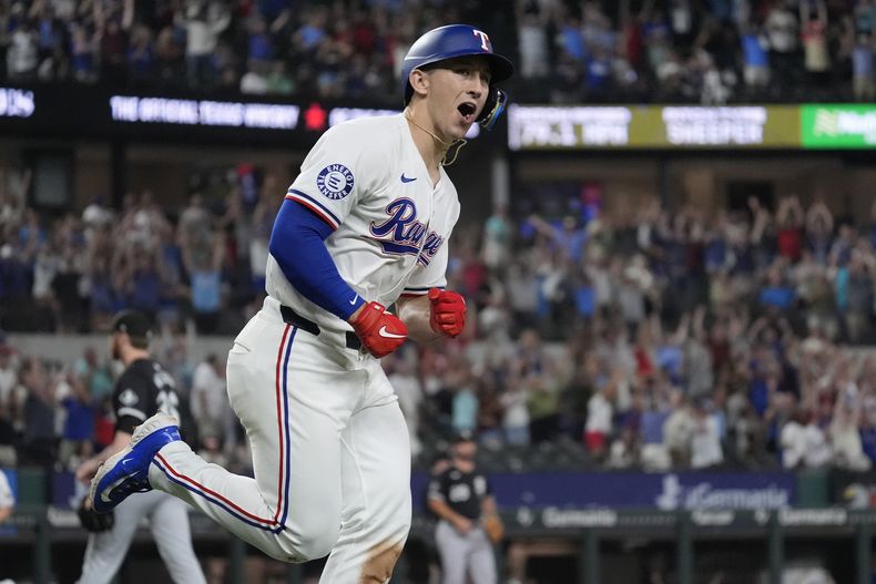 Wyatt Langford, de los Rangers de Texas, grita después de conectar un sencillo durante la décima entrada contra los Medias Blancas de Chicago en Arlington, Texas, el lunes 22 de julio de 2024. (AP Foto/LM Otero)