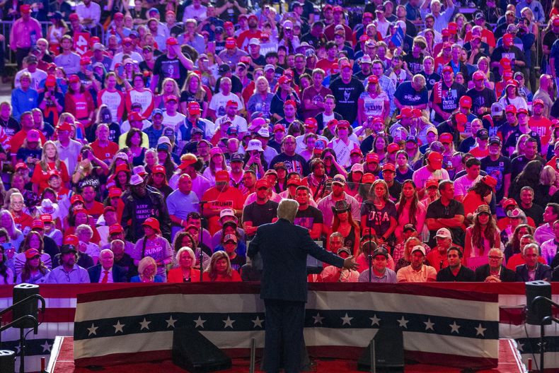 El candidato presidencial republicano, el expresidente Donald Trump, habla en un evento de campaña en el Nassau Coliseum, el miércoles 18 de septiembre de 2024, en Uniondale, Nueva York (Foto AP/Alex Brandon)