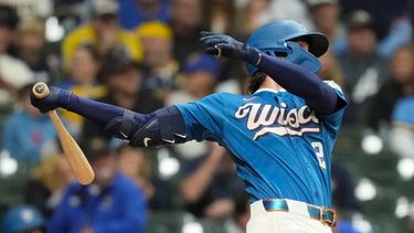 El pelotero Brice Turang, de los Cerveceros de Milwaukee, conecta un doblete remolcador durante la primera entrada de un partido de béisbol contra los Cardenales de San Luis, el 25 de septiembre de 2026, en Milwaukee. (Foto AP/Aaron Gash)