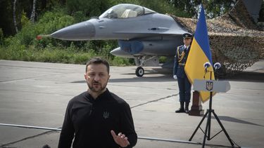 El presidente ucraniano, Volodymyr Zelenskyy, responde preguntas de los medios frente a los aviones de combate F-16 de la Fuerza Aérea ucraniana, en un lugar no revelado de Ucrania, el domingo 4 de agosto de 2024. (AP Foto/Efrem Lukatsky)