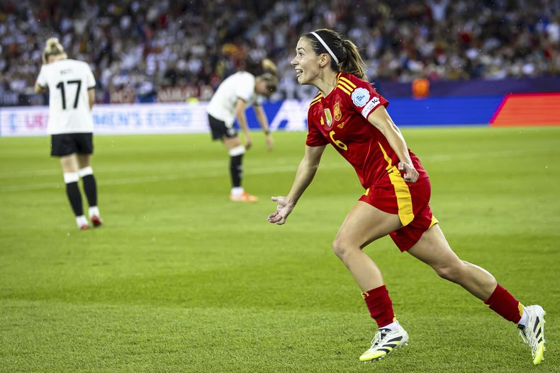 La española Aitana Bonmatí celebra tras anotar el gol de la victoria 1-0 ante Alemania en la semifinal de la Eurocopa femenina, el miércoles 23 de julio de 2025, en Zúrich. (Michael Buholzer/Keystone via AP)