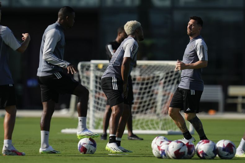Lionel Messi (derecha) participa en un entrenamiento del Inter Miami, el martes 18 de julio de 2023, en Fort Lauderdale, Florida. (AP Foto/Rebecca Blackwell)