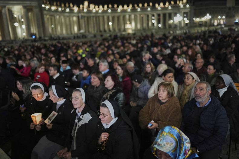 Fieles católicos se reúnen para rezar el Rosario por el papa Francisco en la plaza de San Pedro del Vaticano, el sábado 8 de marzo de 2025. (AP Foto/Francisco Seco)