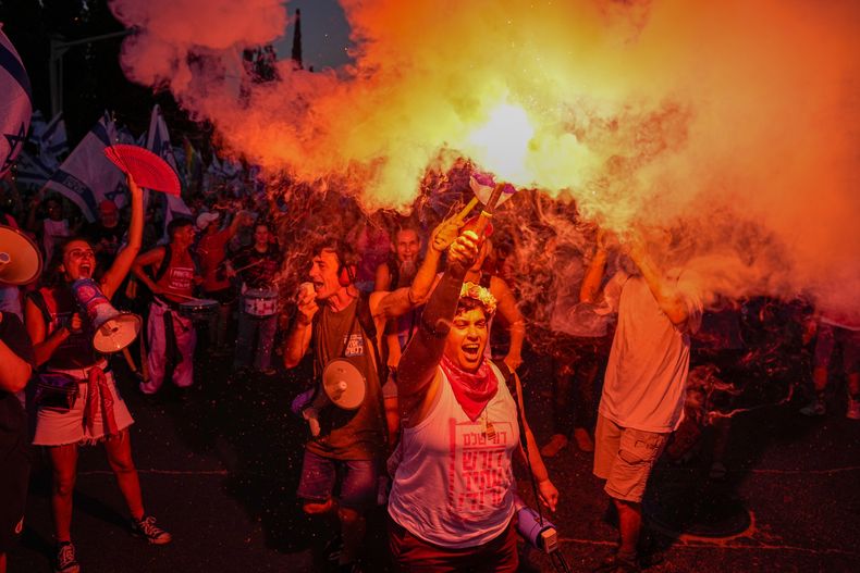 Israelíes protestan contra los planes del primer ministro Benjamin Netanyahu para reformar el sistema judicial del país, el sábado 15 de julio de 2023, en Tel Aviv, Israel. (AP Foto/Ariel Schalit)