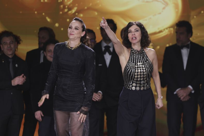 Las presentadoras Leonor Watling, izquierda, y Maribel Verdú durante la 39ª ceremonia de los Premios Goya en Granada, España, el sábado 8 de febrero de 2025, en Granada. (Foto AP/Fermin Rodriguez)