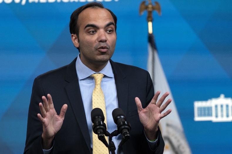 ARCHIVO - Rohit Chopra, director de la Oficina para la Protección Financiera del Consumidor, habla desde el Auditorio del Patio Sur en el complejo de la Casa Blanca el 11 de abril de 2022, en Washington. (AP Foto/Jacquelyn Martin, archivo)