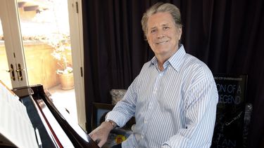 ARCHIVO - El músico Brian Wilson posa para un retrato en su casa, el 28 de julio de 2008, en Los Ángeles. (AP Foto/Matt Sayles, archivo)
