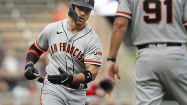 Michael Conforto de los Gigantes de San Francisco recorre las bases tras pegar un jonrón de tres carreras en la primera entrada frente a los Mellizos de Minnesota el lunes 22 de mayo del 2023. (AP Foto/Bruce Kluckhohn)