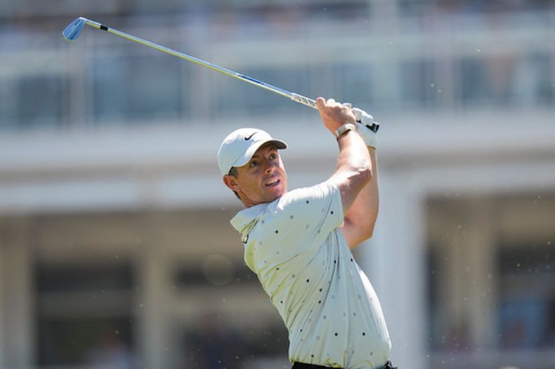 El norirlandés Rory McIlroy sale en el tee del hoyo 17 de la tercera ronda del Campeonato de la PGA en Aronimink Golf Club, el sábado 16 de mayo del 2026. (AP Foto/Frank Franklin II)