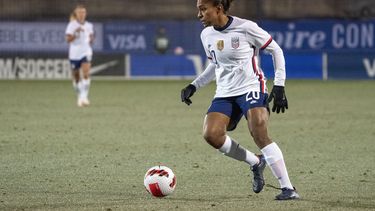 ARCHIVO - La delantera estadounidense Catarina Macario hace una gambeta en un partido de la Copa She Believes ante Islandia , el 23 de febrero de 2022, en Firsco, Texas (AP Foto/Jeffrey McWhorter, archivo)