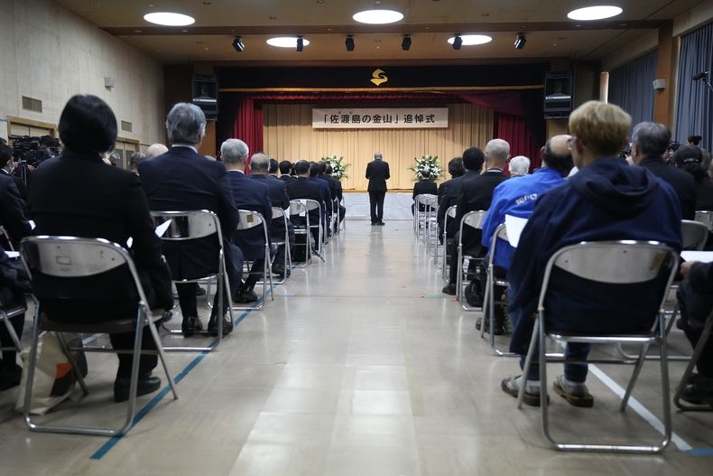 Invitados asisten a una ceremonia conmemorativa de la mina de oro de la isla de Sado en Sado, prefectura de Niigata, Japón, domingo 24 de noviembre de 2024. (AP foto/Eugene Hoshiko)