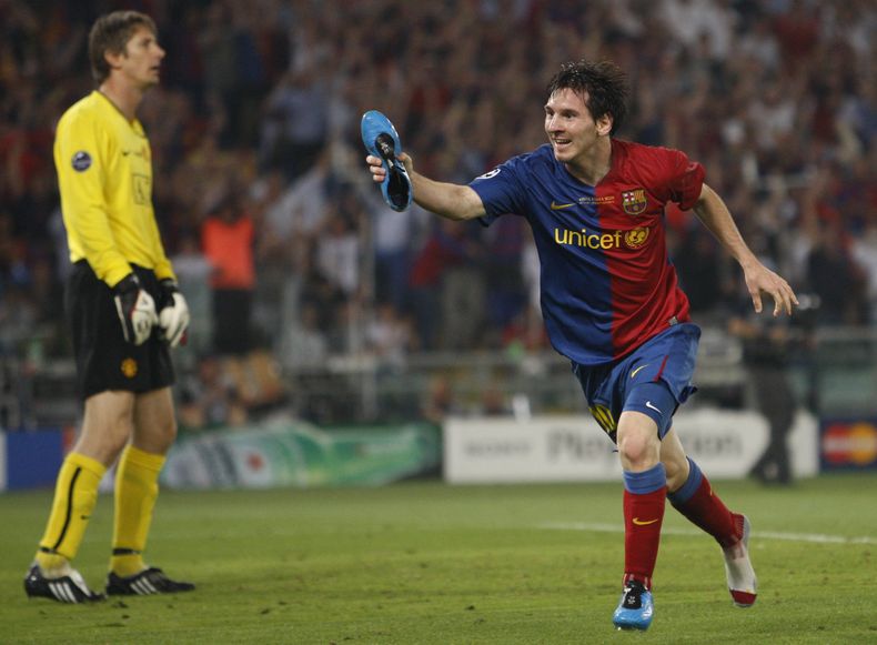 ARCHIVO - Foto del 27 de mayo del 2009, Lionel Messi del Barcelona corre con su zapato en la mano tras anotar el segundo gol en la final de la Liga de Campeones ante el Manchester United. (AP Foto/Luca Bruno, Archivo)
