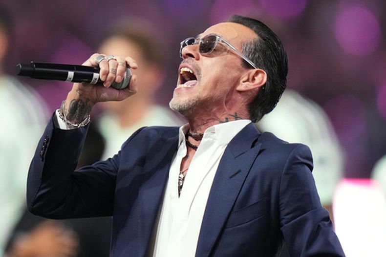 ARCHIVO - Marc Anthony interpreta el himno nacional antes de un partido de fútbol de la MLS entre el Inter Miami CF y el Austin FC en Miami, el 4 de abril de 2026. (Foto AP/Lynne Sladky, archivo)