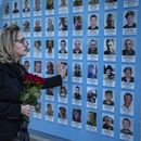 La congresista estadounidense, Madeleine Deane, demócrata por Pensilvania, coloca flores en un muro conmemorativo para los soldados ucranianos muertos durante la guerra en la catedral de San Miguel en Kiev, Ucrania, el lunes 22 de abril de 2024. (Foto AP/Francisco Seco)
