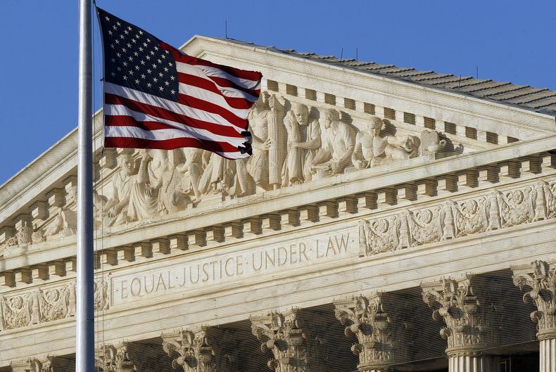 ARCHIVO - En esta foto del 27 de junio del 2012, se ve la bandera estadounidense frente a la Corte Suprema en Washington. (Foto AP/Alex Brandon)