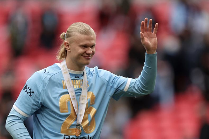 Erling Haaland del Manchester City saluda a los aficionados tras la final de la Copa FA ante el Chelsea el sábado 16 de mayo del 2026. (AP Foto/Richard Pelham)