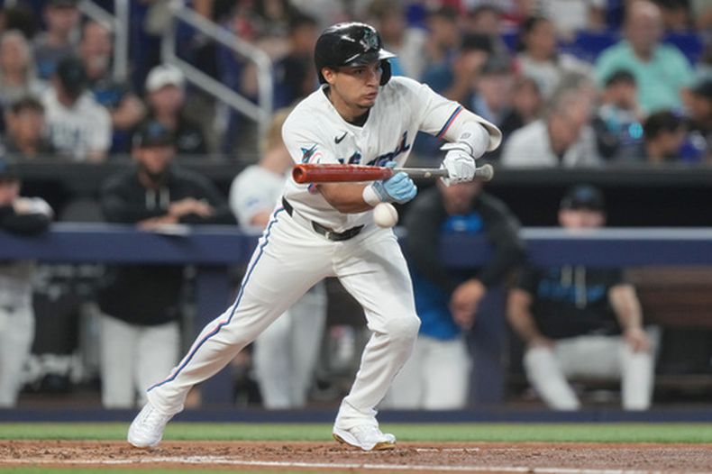 Javier Sanoja, de los Marlins de Miami, realiza un toque de bola en la segunda entrada de un partido de béisbol contra los Rays de Tampa Bay, el sábado 6 de junio de 2026, en Miami. (Foto AP/Marta Lavandier)