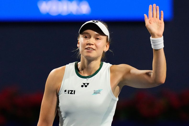 La kazaja Elena Rybakina celebra su victoria sobre la estadounidense Coco Gauff en la semifinal del National Bank Open en Toronto, el miércoles 12 de agosto de 2026 (Chris Young/The Canadian Press via AP)