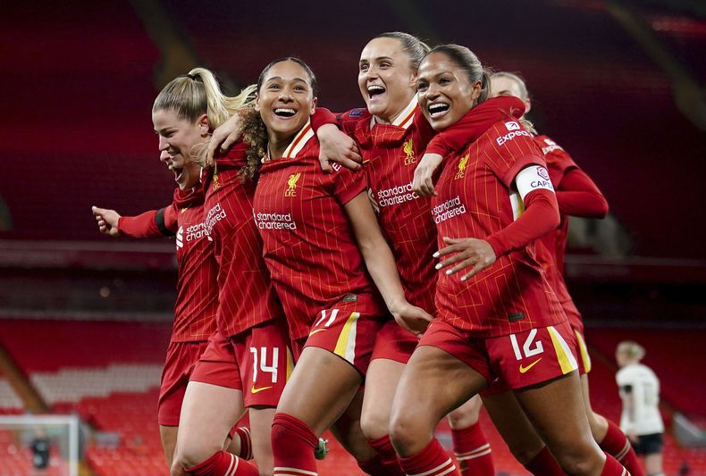 Olivia Smith (segunda izquierda) celebra con sus compañeros de Liverpool tras anotar un gol de penal en un partido de la liga inglesa, el 14 de marzo de 2025. (Peter Byrne/PA vía AP)