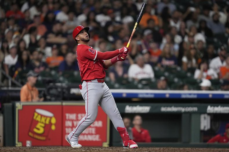 El venezolano Oswald Peraza, de los Angelinos de Los Ángeles, conecta un sencillo que permite que Luis Rengifo y Logan OHoppe anoten durante la novena entrada de un juego de béisbol contra los Astros de Houston en Houston, el sábado 30 de agosto de 2025. (AP Photo/Ashley Landis)