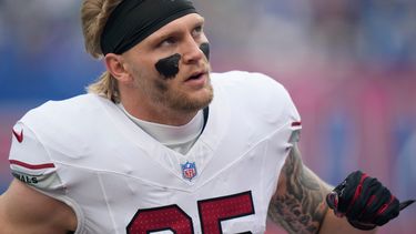 Trey McBride, ala cerrada de los Cardinals de Arizona, hace una pausa en el campo durante el partido de la NFL en contra de los Giants de Nueva York, el domingo 4 de octubre de 2026, en East Rutherford, Nueva Jersey. (AP Foto/Seth Wenig)