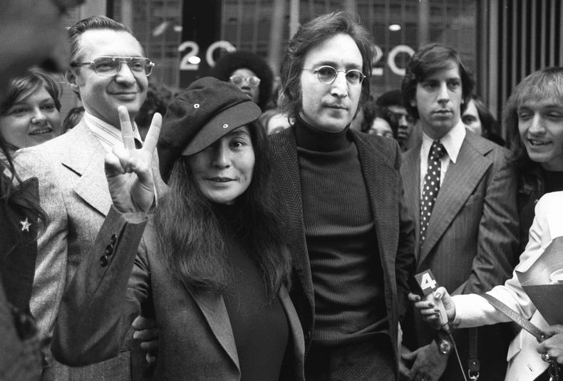 John Lennon y Yoko Ono a la salida de una vista del servicio de inmigraci&oacute;n en Nueva York el 18 de abril de 1972. Los argumentos usados por Lennon para aplazar su deportaci&oacute;n fueron usados por Barack Obama al lanzar el programa que deja en s