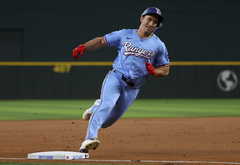 Wyatt Langford de los Rangers de Texas recorre las bases tras su jonrón en la primera entrada ante los Rojos de Cincinnati el domingo 28 de abril del 2024. (AP Foto/Richard W. Rodriguez)