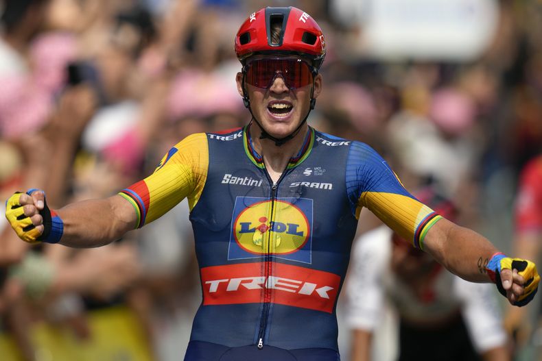 El danés Mads Pedersen celebra tras cruzar la meta de la octava etapa del Tour de Francia, un recorrido de 201 kilómetros (125 millas) de Libourne a Limoges, Francia, el sábado 8 de julio de 2023. (AP Foto/Daniel Cole)